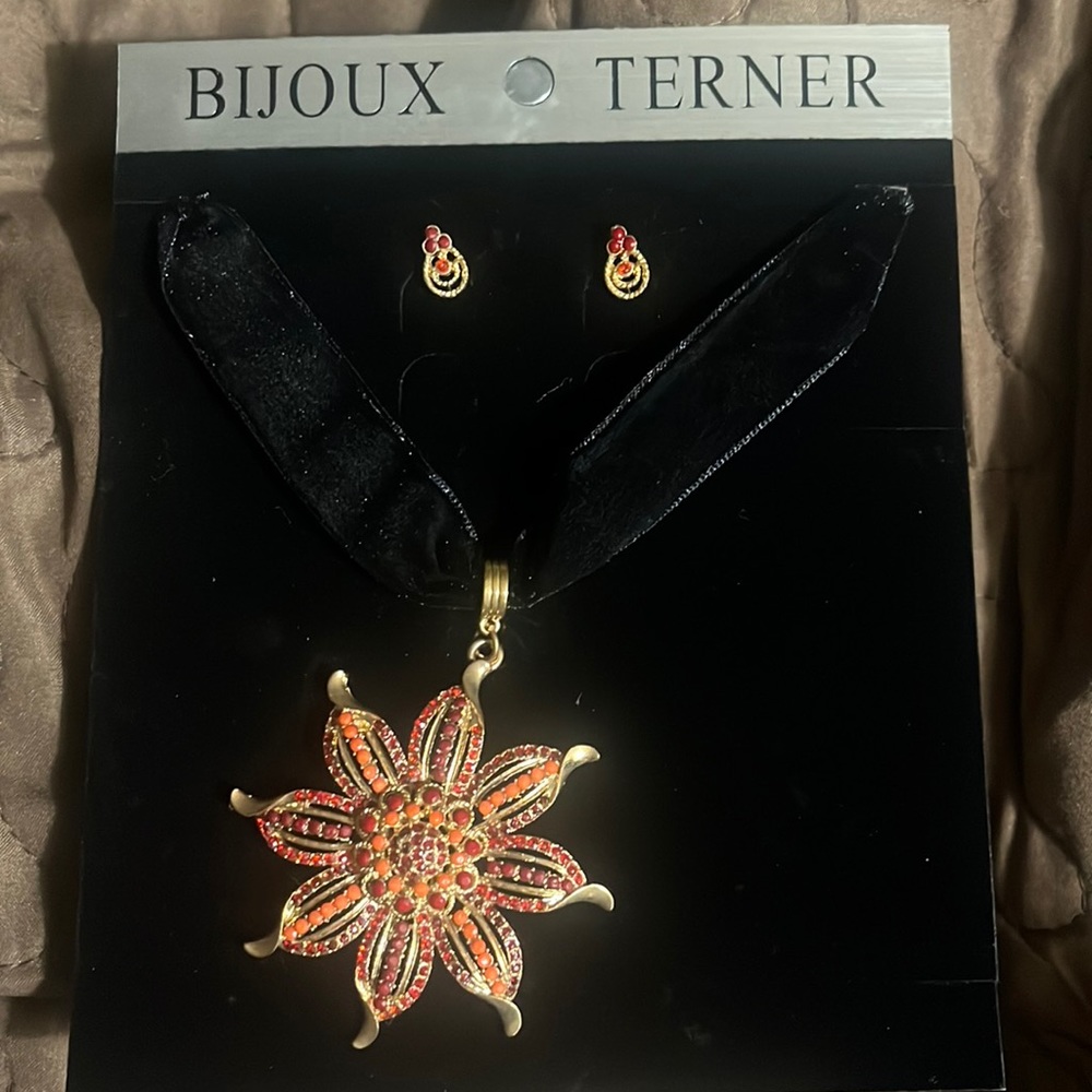 Bijoux Terner necklace and earrings set. NEW